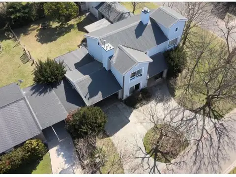 Casa 8 ambientes con 2 baños