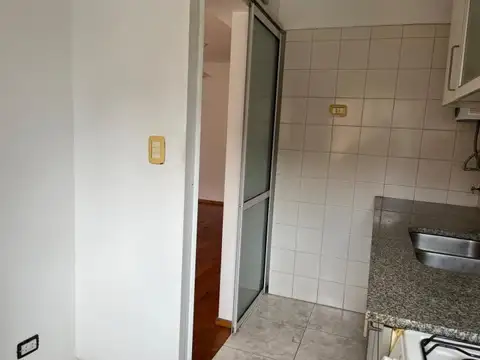 ESPAÑA Y ZEBALLOS SEMIPISO CON BALCÓN