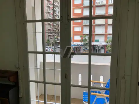 Departamento de 3 ambientes, al frente. Plaza Colon.