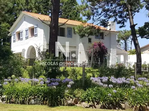 Excelente casa de dos plantas reciclada en zona comercial!