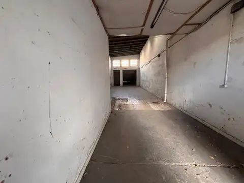 Local / Galpón con cocheras, en alquiler. La Plata