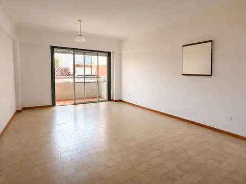Departamento 3 ambientes a la calle con balcon