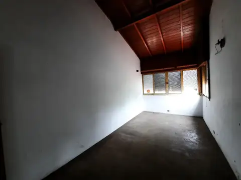 VENTA CASA 4 AMBIENTES HURLINGHAM A RECICLAR