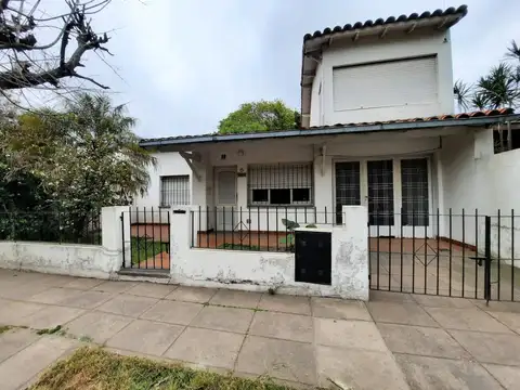 VENTA CASA 4 AMBIENTES HURLINGHAM A RECICLAR