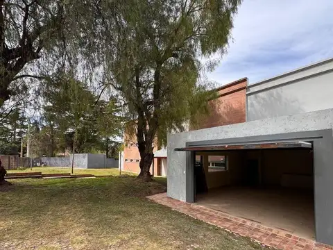 Casa en Venta con 3 cocheras