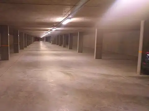 *VENTA COCHERA CUBIERTA EN SUBSUELO CON BAULERA  *EN COMPLEJO VILANOVA RAMOS