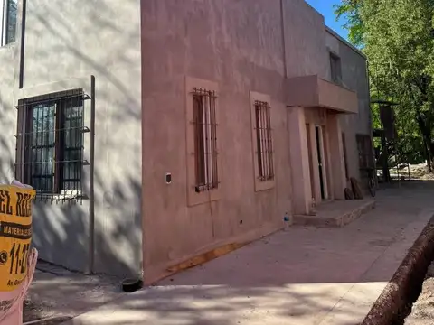 VENTA DE CASA 4 AMBIENTES EN BARRIO CERRADO CON PORTÓN MUÑIZ