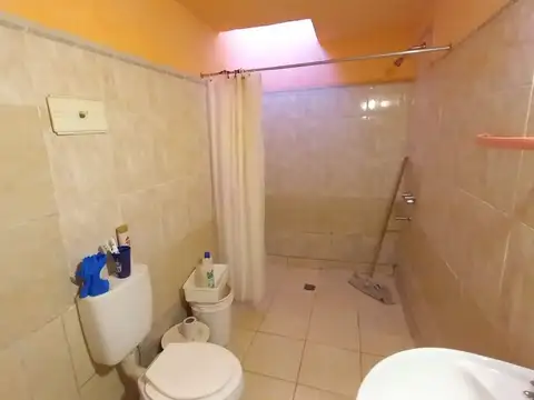 Casa 8 ambientes con 3 baños