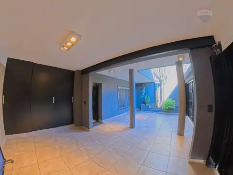 Casa 8 ambientes con 2 baños