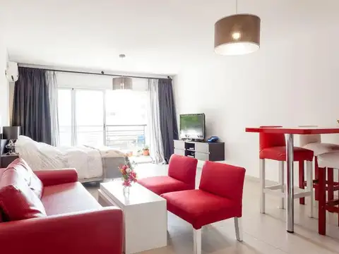 Excelente monoambiente con balcón y cochera.