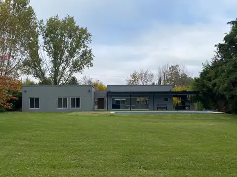 Casa 4 ambientes con 2 baños