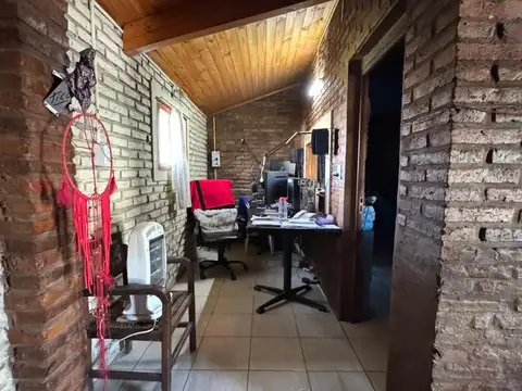 CASA EN VENTA 3 DORMITORIOS LOCAL COCHERA Y PATIO