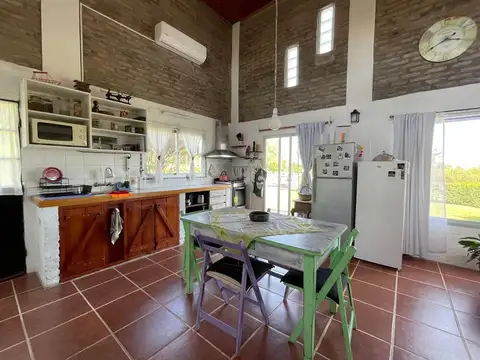 Casa 5 ambientes con 2 baños