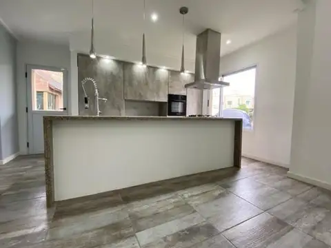 Casa en Alquiler con 3 cocheras