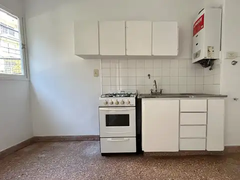 Amplio y luminoso depto de un dormitorio con balcón. Santa Fe 2500.