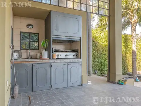 Casa en Alquiler con 6 cocheras