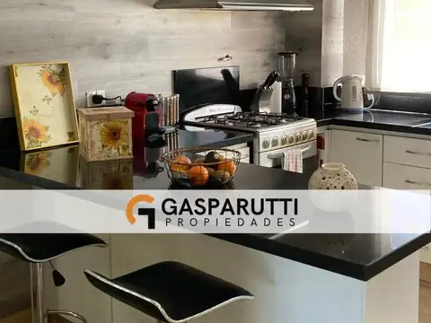 Casa en Alquiler con 4 cocheras