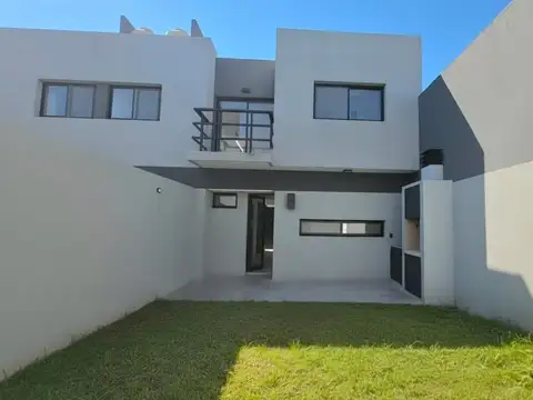 Duplex 4 ambientes con cochera y jardin a estrenar!