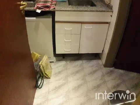 Excelente semipiso de categoría. Planta libre con divisiones. Seg 24 hs