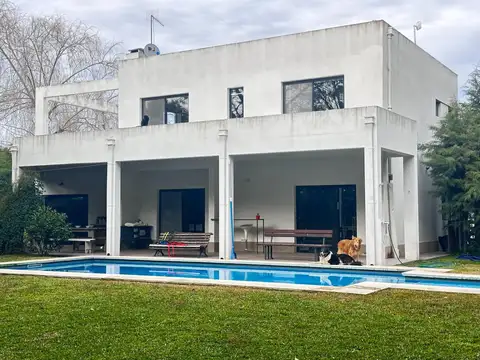 Casa 4 ambientes con 3 baños