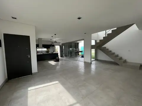 Casa 4 ambientes con 3 baños