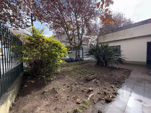 Casa en esquin en lote propio a reciclar - Lanus