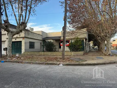 Casa en esquin en lote propio a reciclar - Lanus