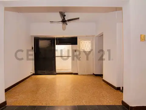 Venta Casa de pasillo  de 2 dormitorios con patio y departamento en terraza en La Florida, Rosario.