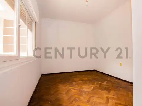 Av. Hipólito Irigoyen 1200, Piso 0