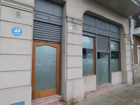 Exclenete Local Comercial en La Zona de Mueblerias, en Villa Mitre