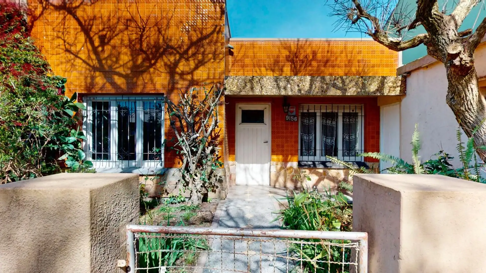 VENTA CASA 3AMBIENTES CON JARDÍN–BARRIO EL GAUCHO