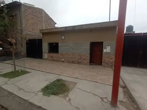CASA A LA VENTA(4 AMBIENTES) LAS  HERAS