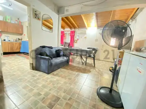 VENTA CASA 2 DORMITORIOS. COCHERA - PATIO Y TERRAZA