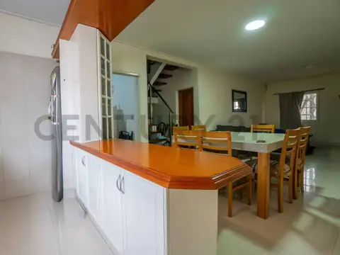 Casa en Venta con 2 cocheras