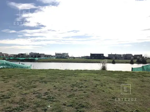 Lote a la laguna en venta, orientación Norte - Barrio Cerrado, Escobar