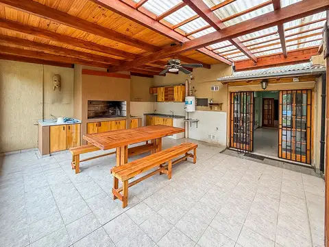 VENTA - Casa de 1 Dormitorio, Cochera, Quincho, Jardin y Pileta - Cañada de Gomez 