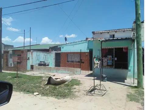Casa 4 ambientes con fondo libre  - uSs25000 y cts. Fcio DÑO