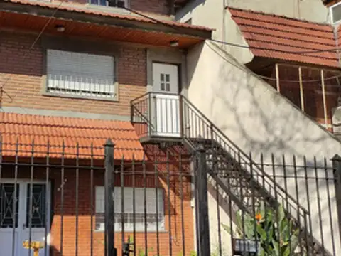 Casa Para Dos Familias  Con Frente De Rejas Y Entrada De Veh