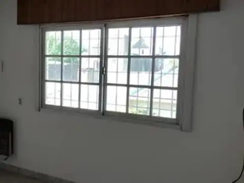 Casa 6 ambientes con 2 baños