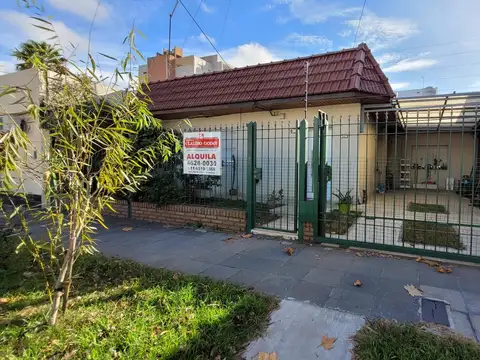Casa 3 ambientes con patio y garaje en Alquiler - Morón