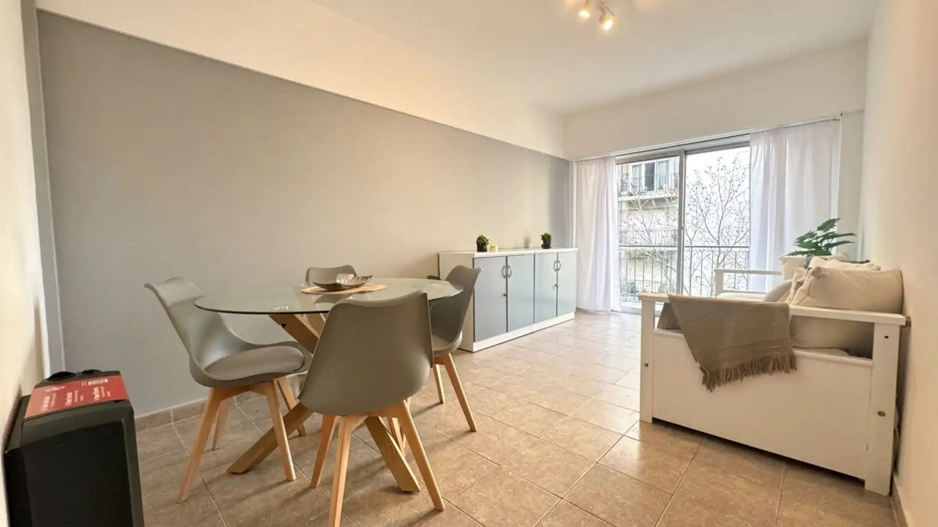 Venta de Departamento 2 Ambientes a la calle con balco en Güemes
