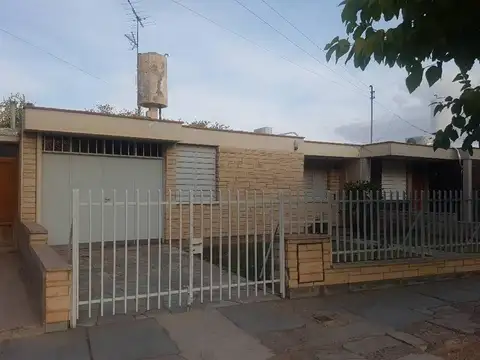 Luzuriaga: Bien Ubicada casa 3dor,calle  Fco Gabrielli..