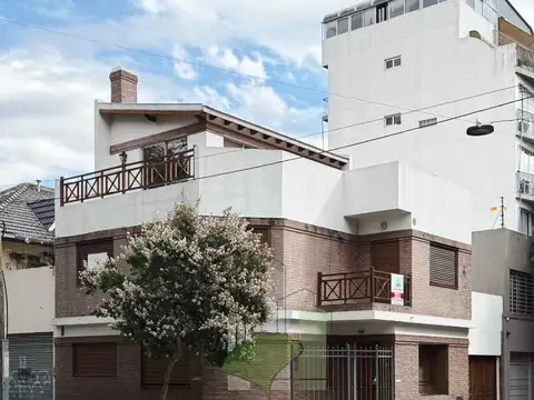 Casa 4 Amb de 3 Plantas c/Quincho, Balcón y Terraza Quilmes 