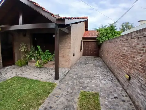 Casa 4 ambientes con 2 baños
