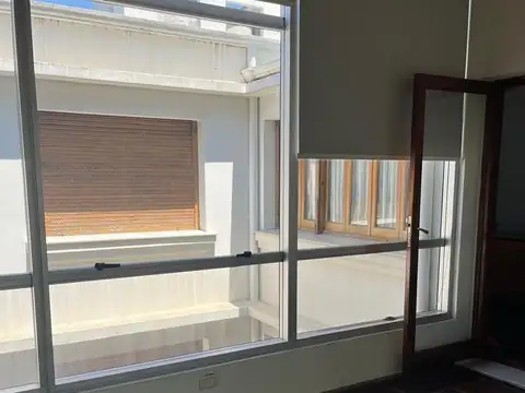 Casa en Alquiler con 2 cocheras