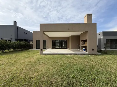 Casa en Alquiler en Santo Tomas, USD 1.400