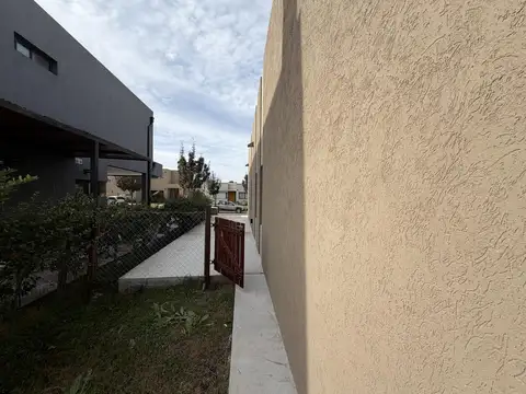 Casa en Alquiler con 3 cocheras