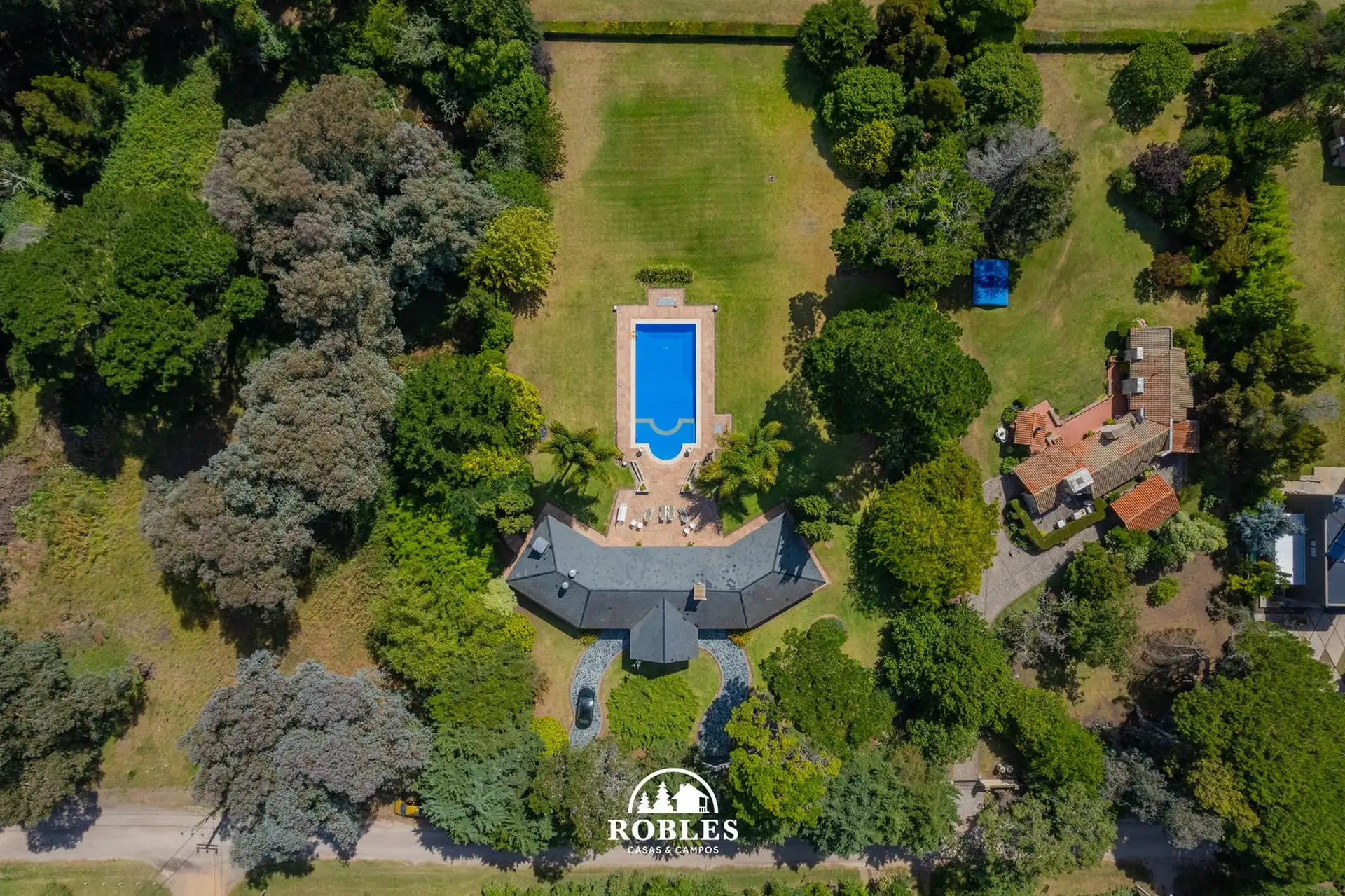 Casa sobre importante lote, lindera al Golf de Acantilados