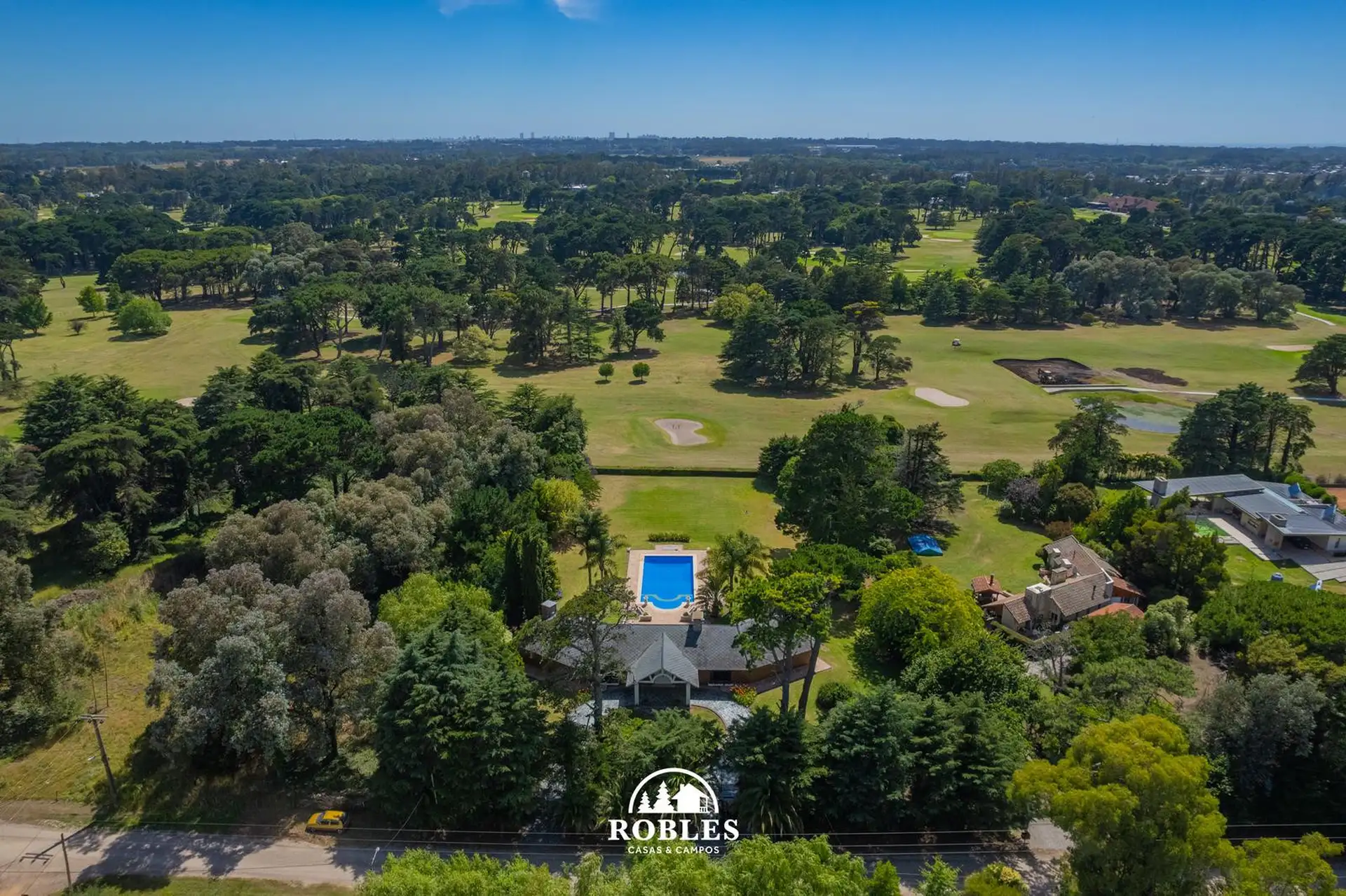 Casa sobre importante lote, lindera al Golf de Acantilados