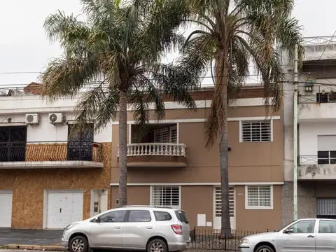 VENTA CASA 5 AMBIENTES PARQUE CHACABUCO PATIO TERR